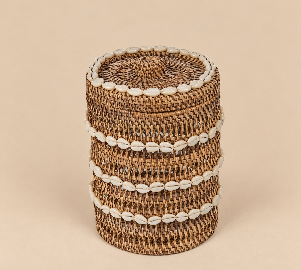 Rotan mand met schelpjes