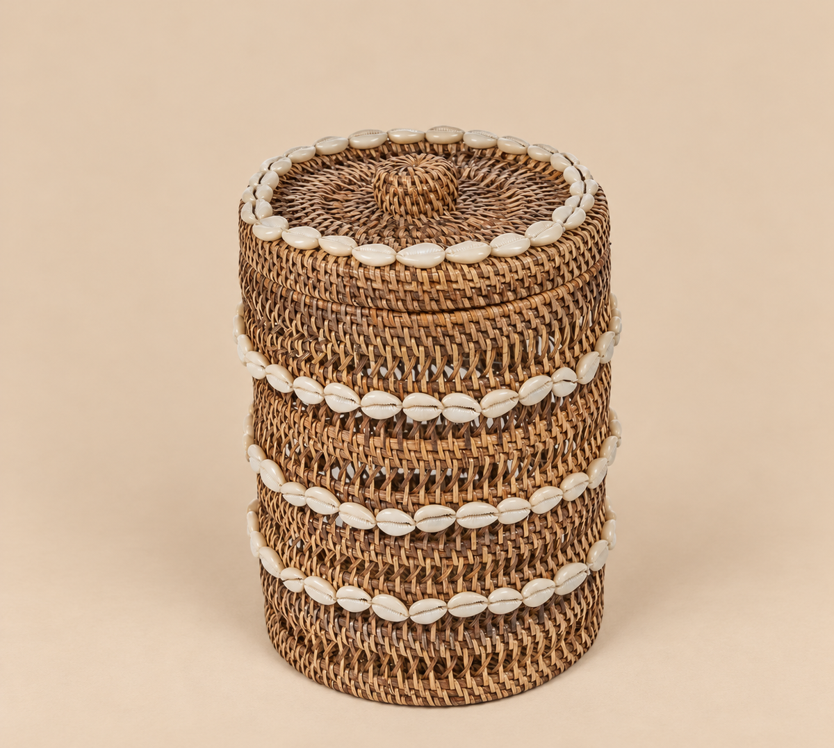 Rotan mand met schelpjes