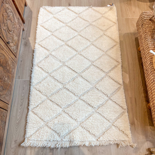 Handgemaakt vloerkleed uit Marokko. Handgemaakt met ruitpatroon in beige naturel tint.