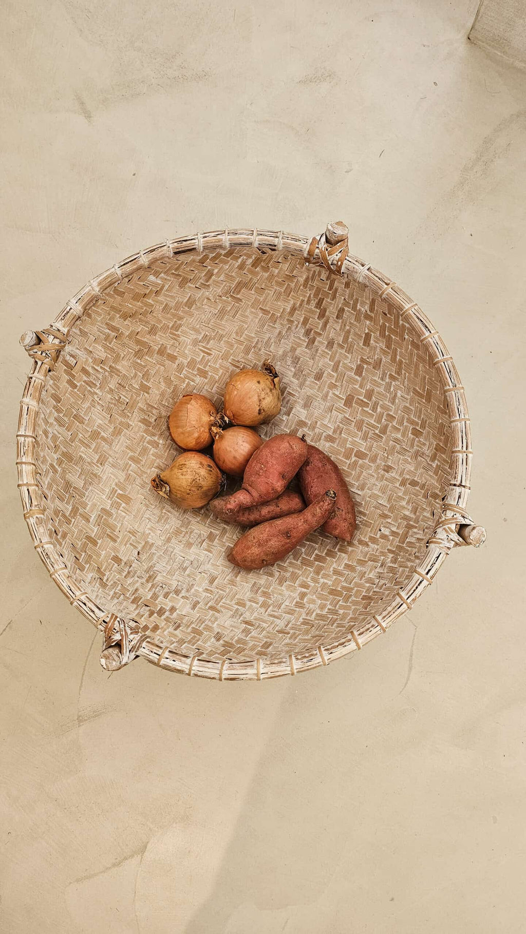 Bamboe mand op pootjes