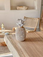 Houten ananas met kauri schelpen