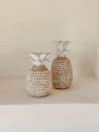 Houten ananas met kauri schelpen