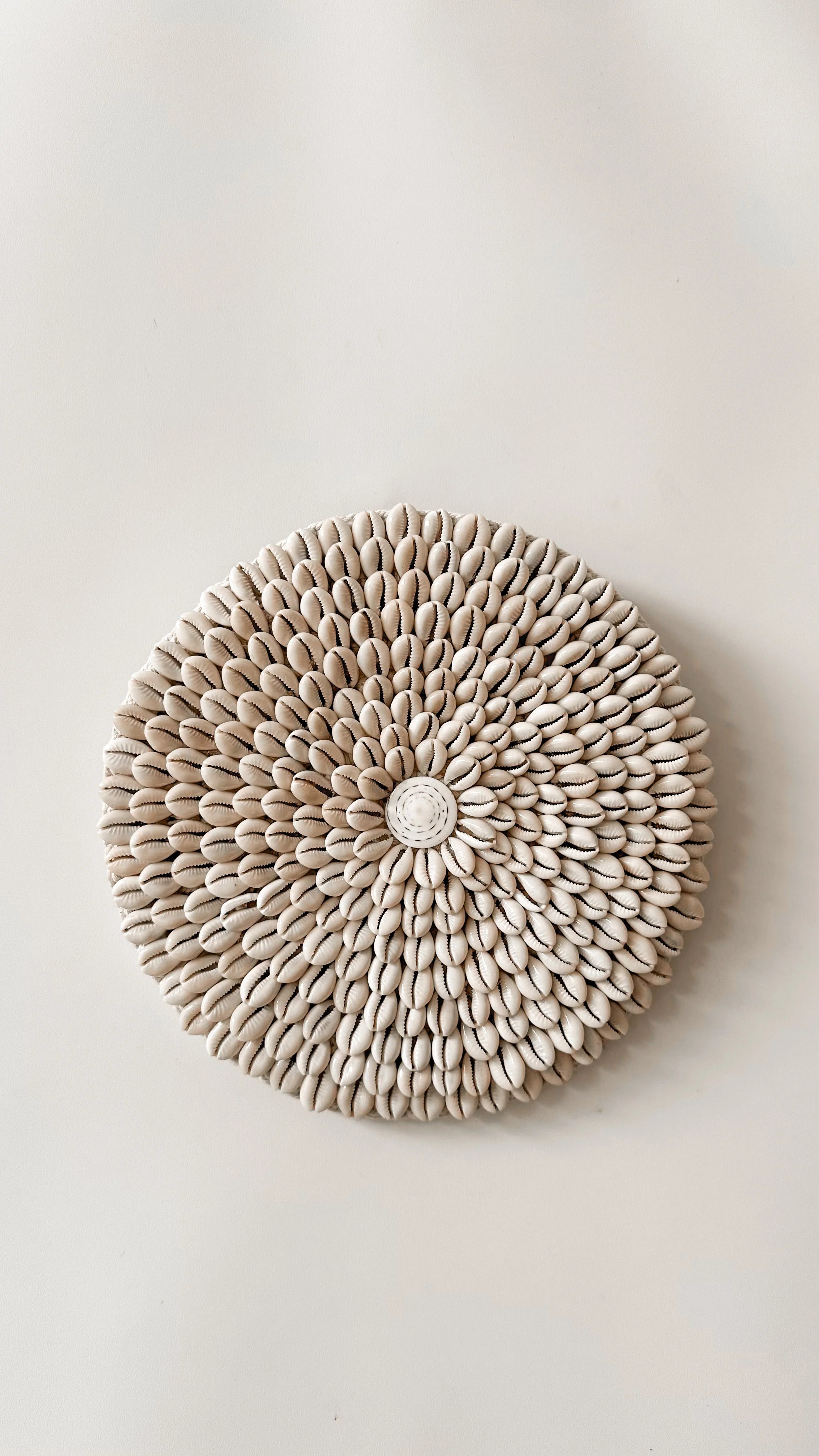 Wanddecoratie van kauri schelpen, handgemaakt natuurlijk interieurobject