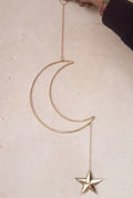 Decoratieve maan hanger in goud, stijlvol woonaccessoire voor aan de wand