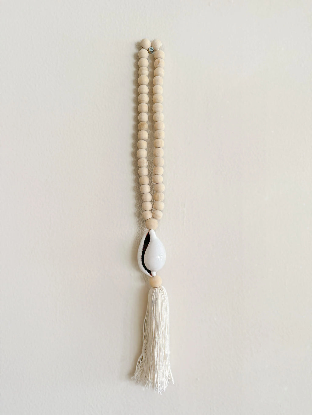 Witte decoratieve hanger met tijgerschelp, handgemaakt natuurlijk woonaccessoire