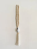 Witte decoratieve hanger met tijgerschelp, handgemaakt natuurlijk woonaccessoire