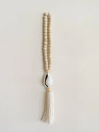 Witte decoratieve hanger met tijgerschelp, handgemaakt natuurlijk woonaccessoire