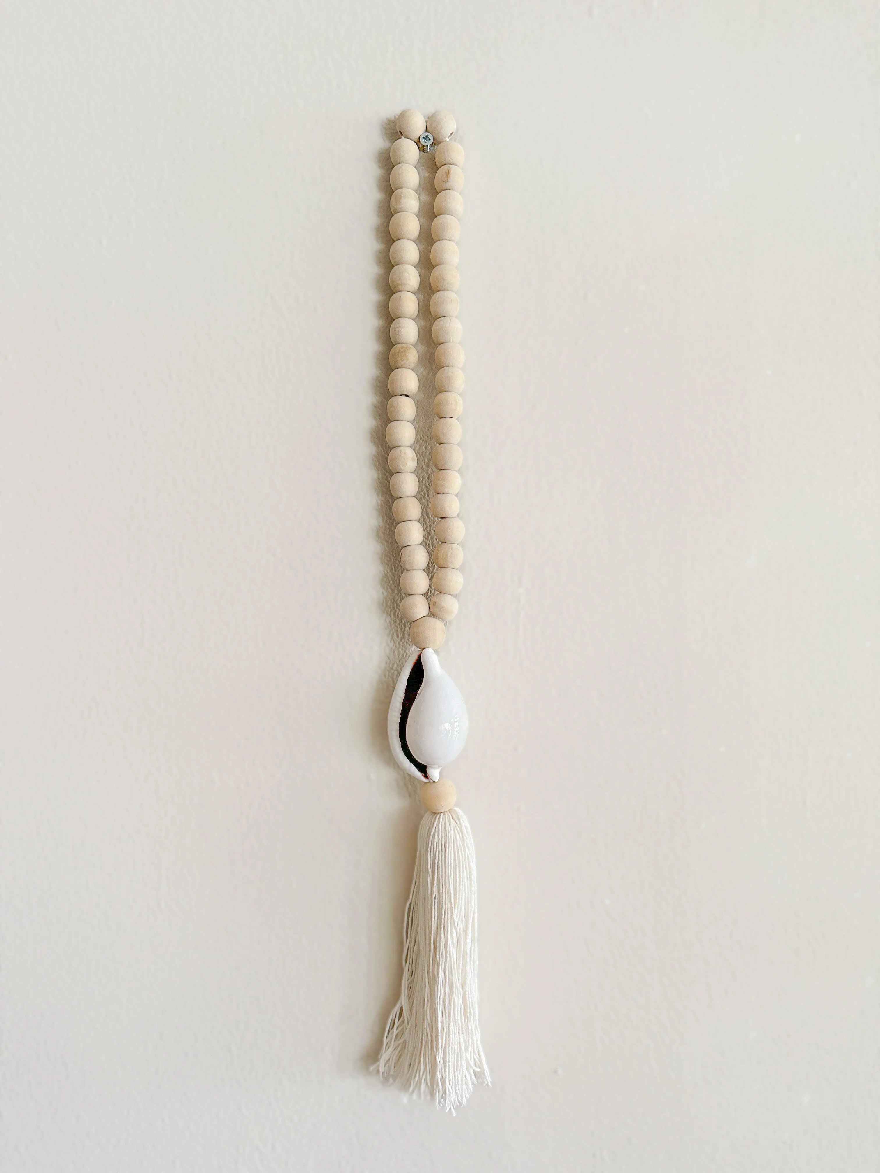 Witte decoratieve hanger met tijgerschelp, handgemaakt natuurlijk woonaccessoire