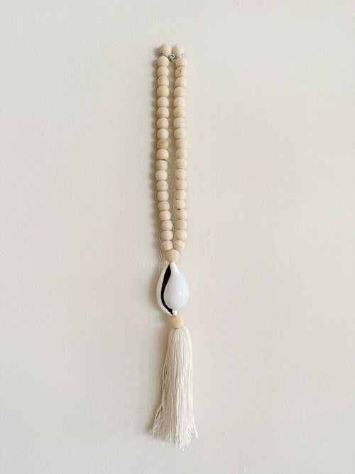 Witte decoratieve hanger met tijgerschelp, handgemaakt natuurlijk woonaccessoire