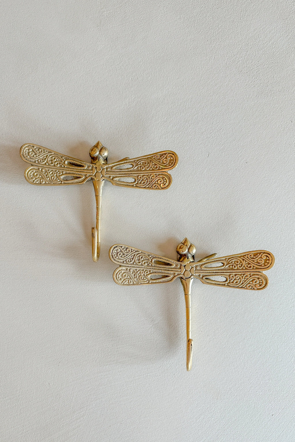Decoratieve wandhaak in de vorm van een libelle, stijlvol natuurlijk woonaccessoire
