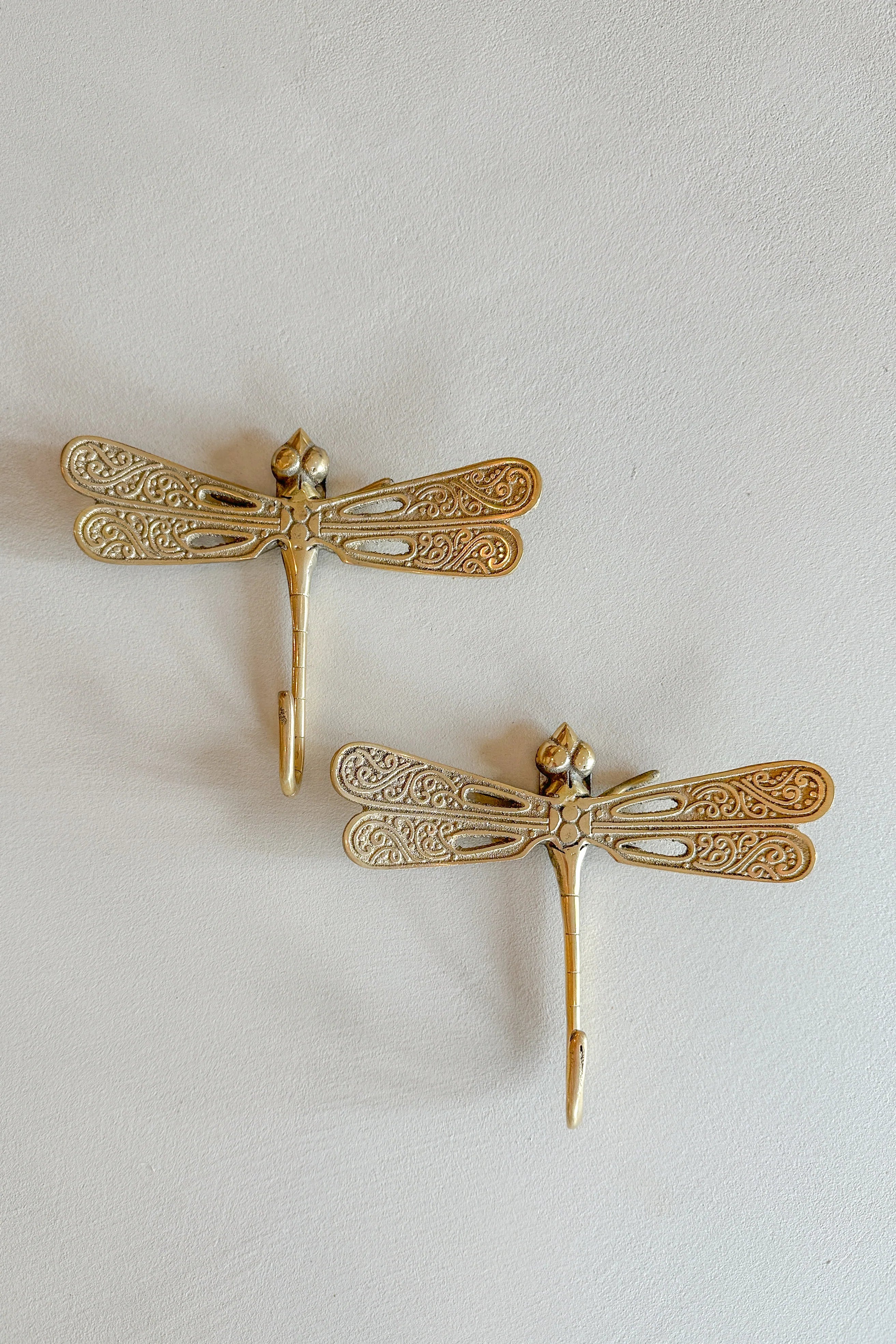 Decoratieve wandhaak in de vorm van een libelle, stijlvol natuurlijk woonaccessoire