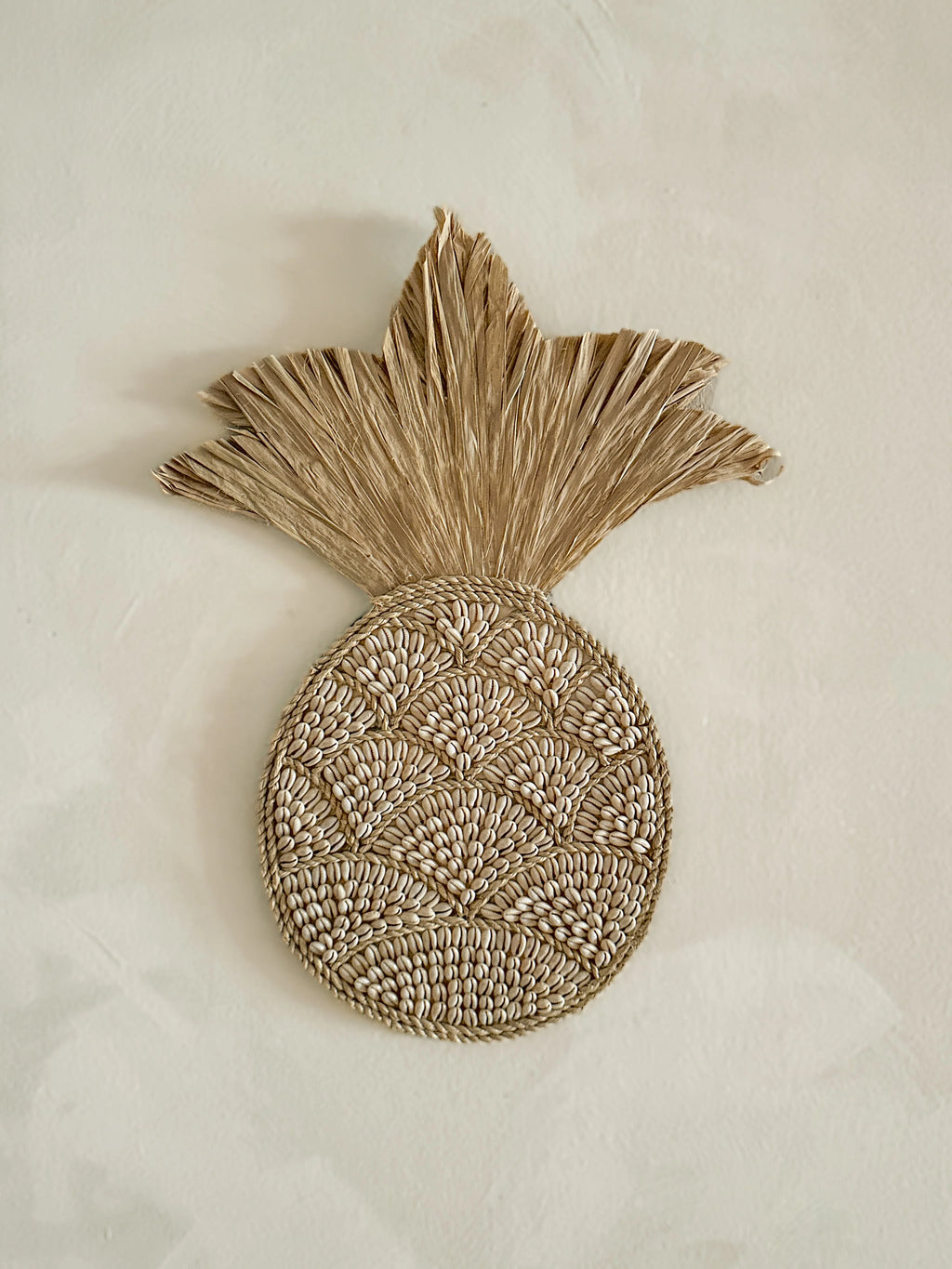 Kleine houten ananas decoratie met kauri schelpen, 41x21cm, handgemaakt