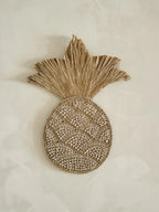 Kleine houten ananas decoratie met kauri schelpen, 41x21cm, handgemaakt