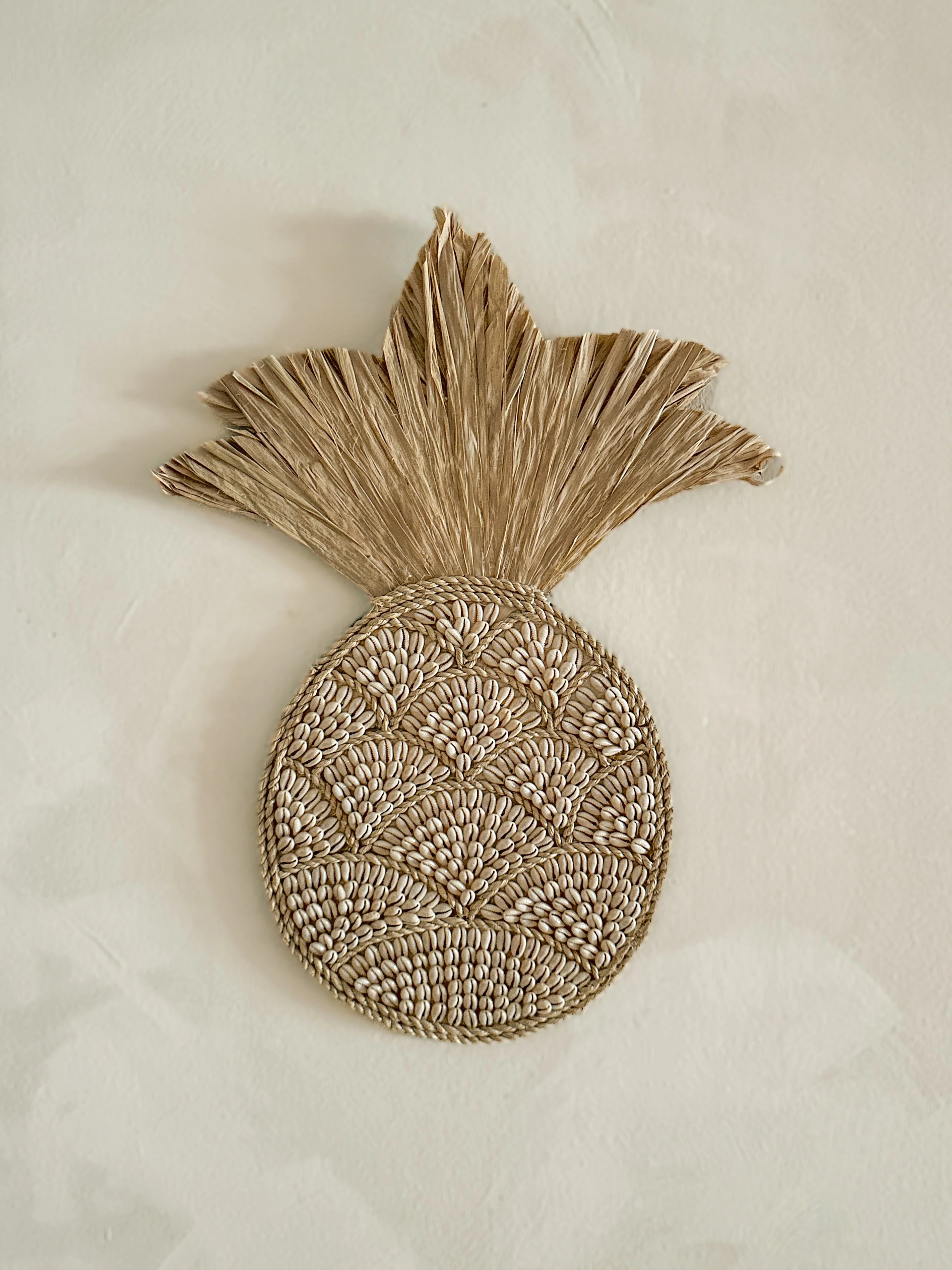 Kleine houten ananas decoratie met kauri schelpen, 41x21cm, handgemaakt