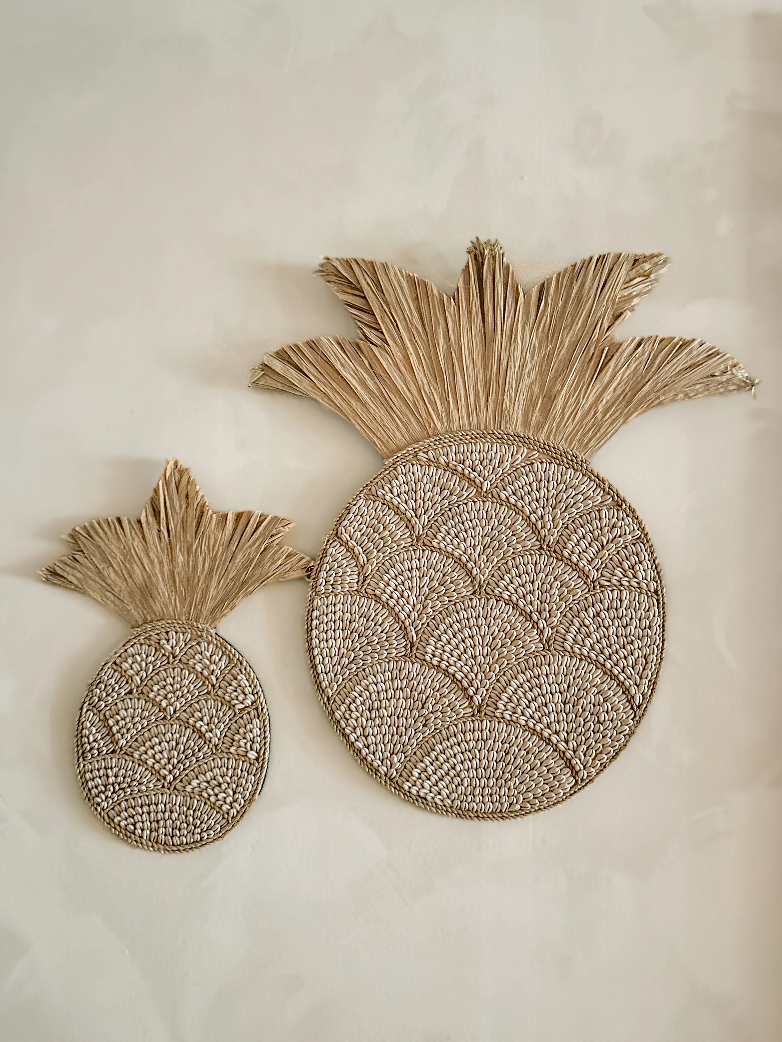 Houten ananas met kauri schelpen41x21cm