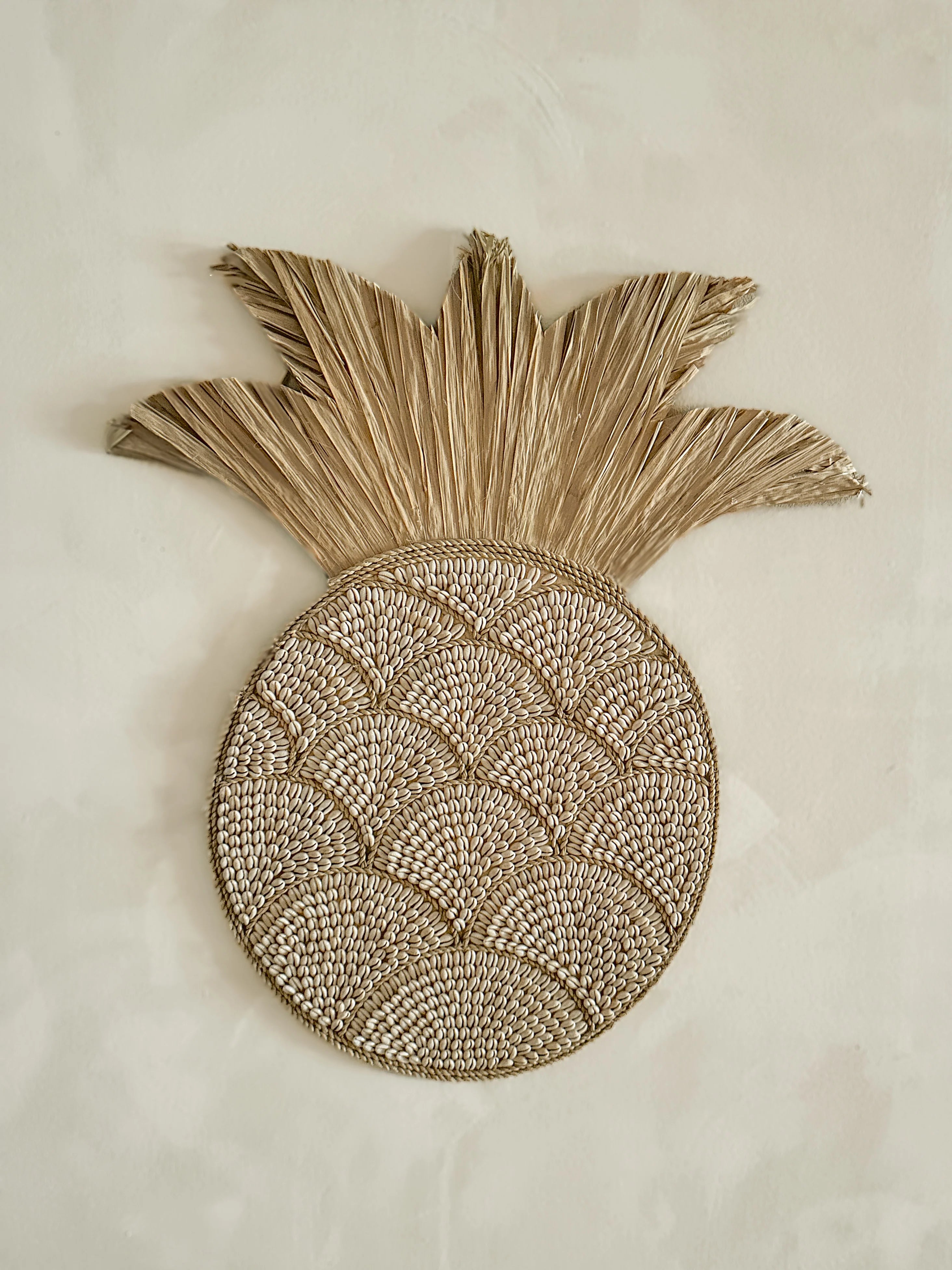 Grote houten ananas decoratie met kauri schelpen, 60x36cm, handgemaakt