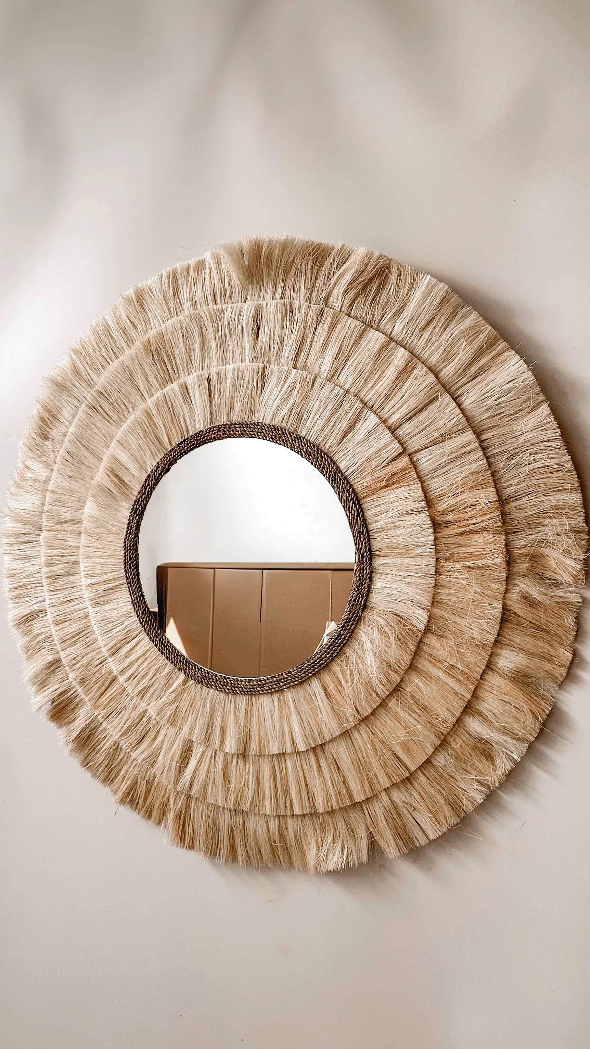 Ronde spiegel met raffia rand, natuurlijk en handgemaakt wanddecoratie