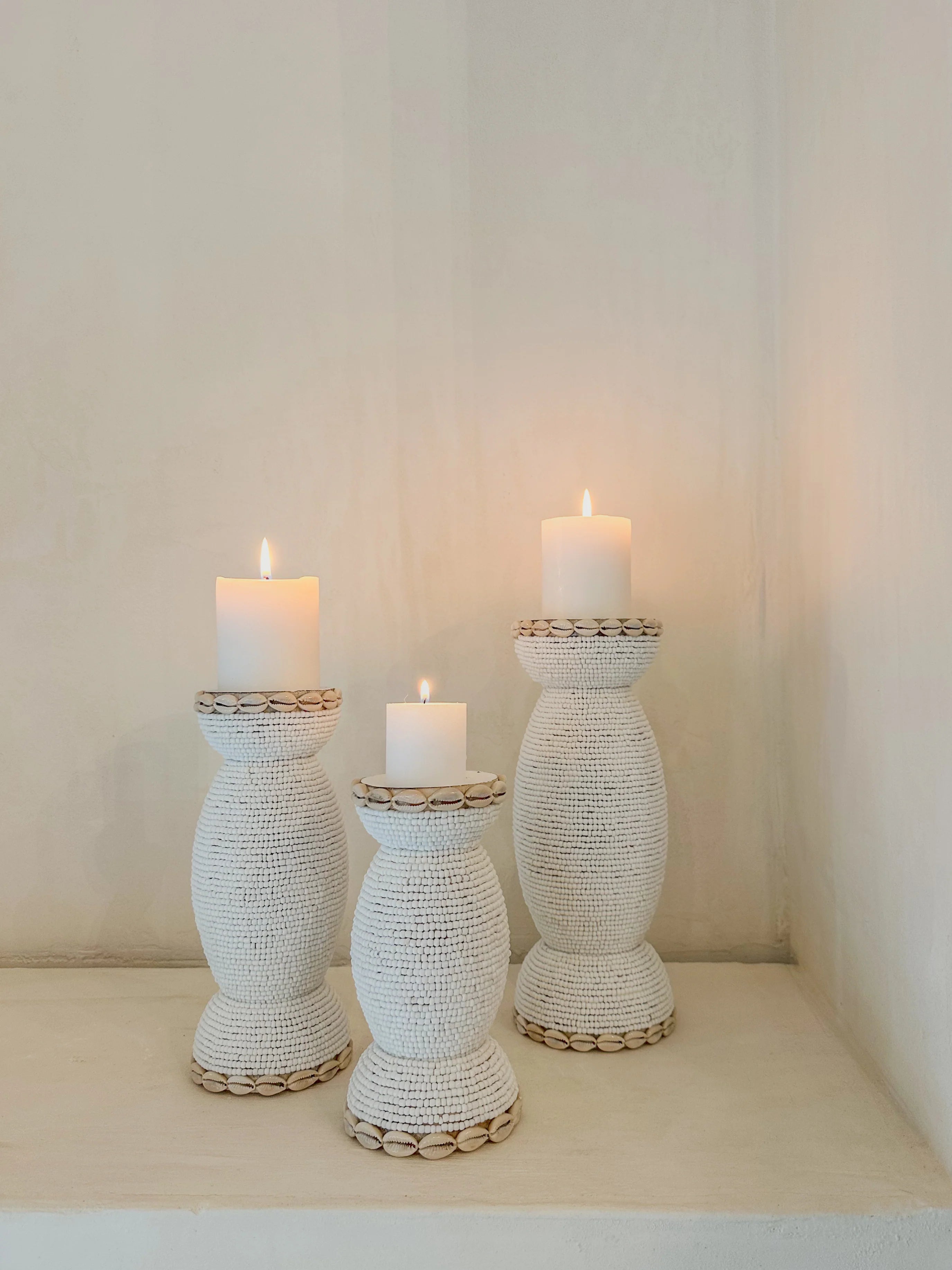 Kandelaar versierd met glaskralen en kauri schelpen, handgemaakt woonaccessoire