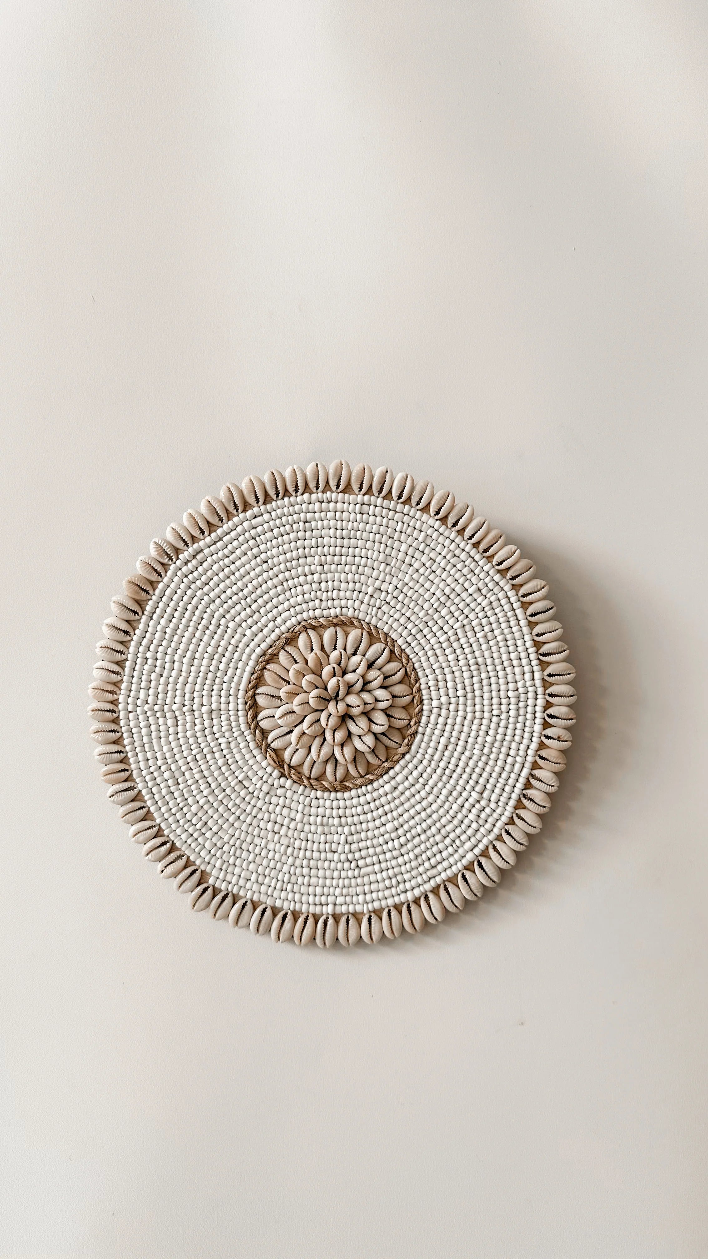 Wanddecoratie schelpen en glaskralen wit