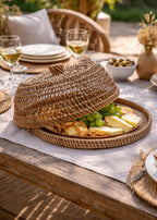 Handgemaakte rotan food cover Ø35 cm op tafel, naturel bohemian buitentafel styling