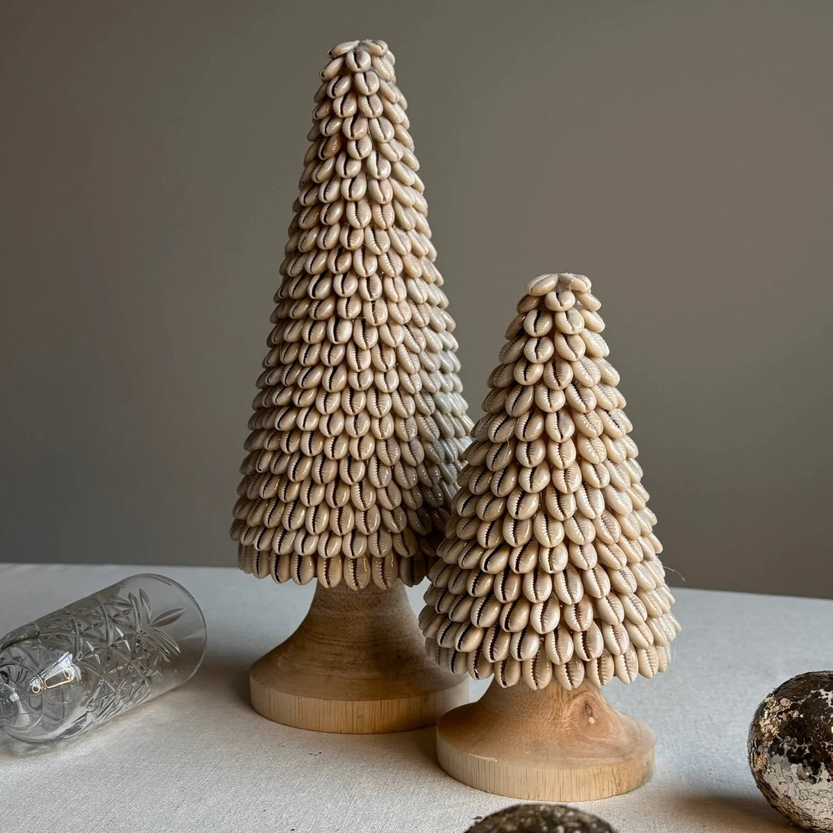 Houten kerstboom met kauri schelpen