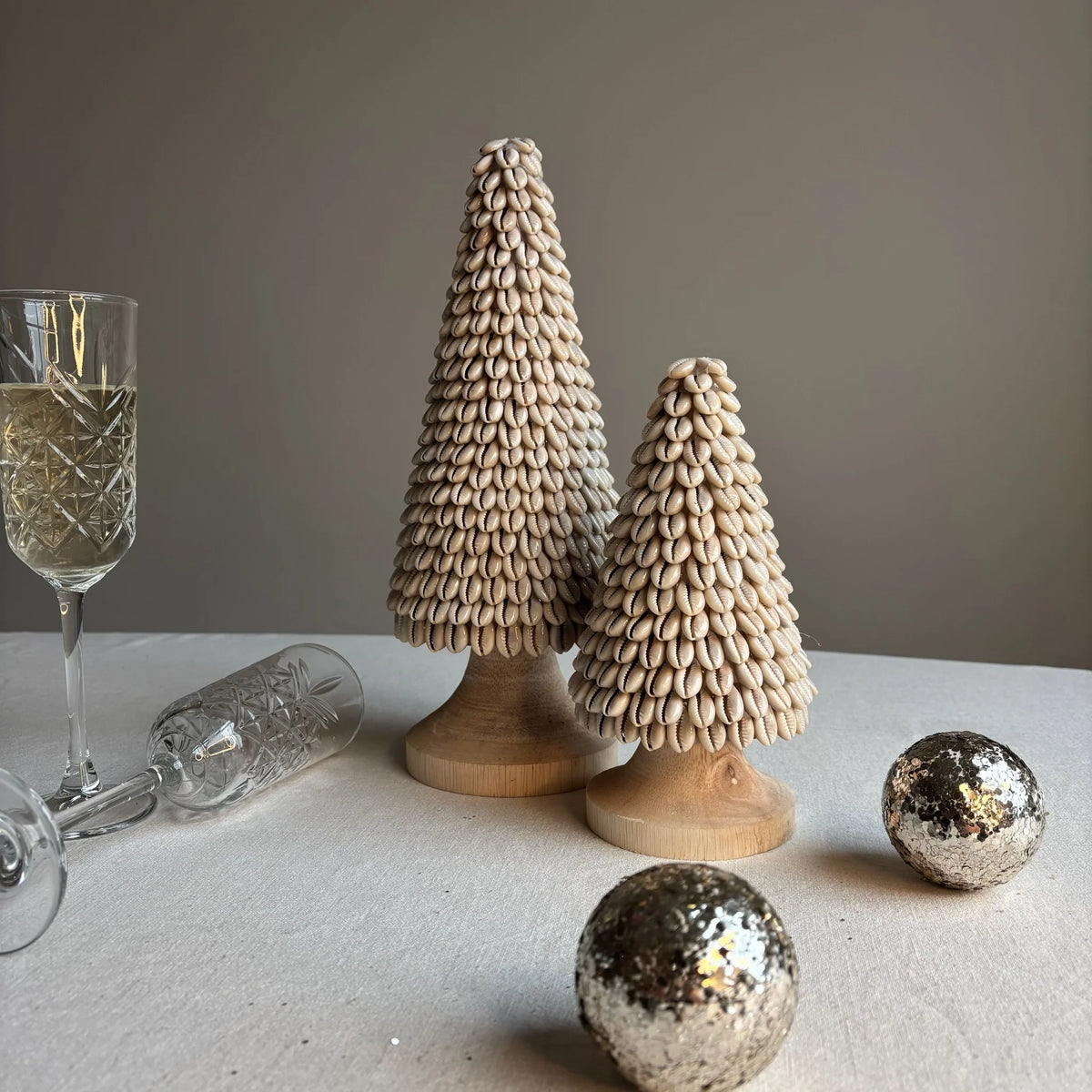 Houten kerstboom met kauri schelpen