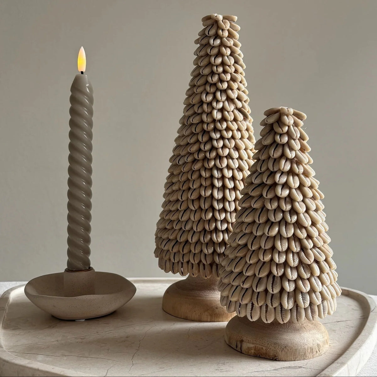 Houten kerstboom met kauri schelpen