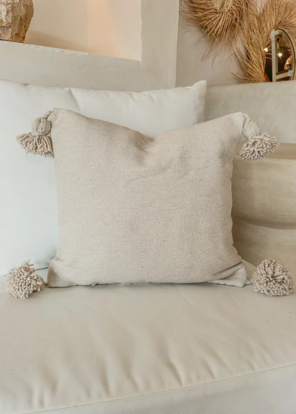 Handgeweven katoenen kussen met pompoms in een mooie zandkleur - 35x35cm