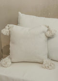 Handgeweven katoenen kussen met pompoms in een witte kleur - 35x35cm
