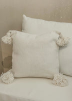 Handgeweven katoenen kussen met pompoms in een witte kleur - 35x35cm