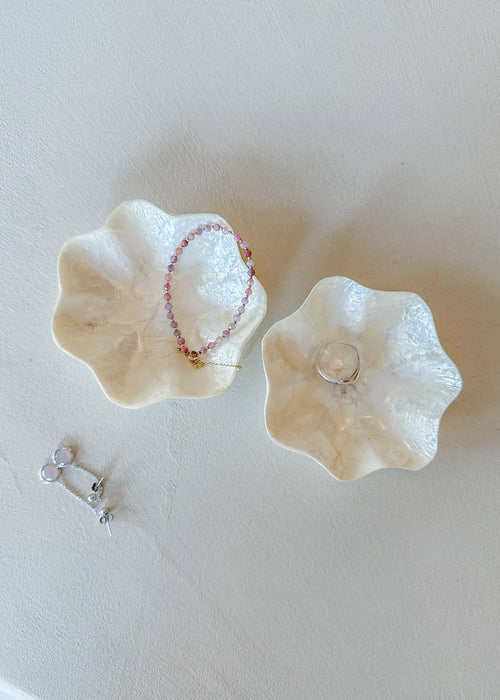 Capiz schaaltje met parelmoer glans, bloemvorm, perfect voor sieraden of sleutels