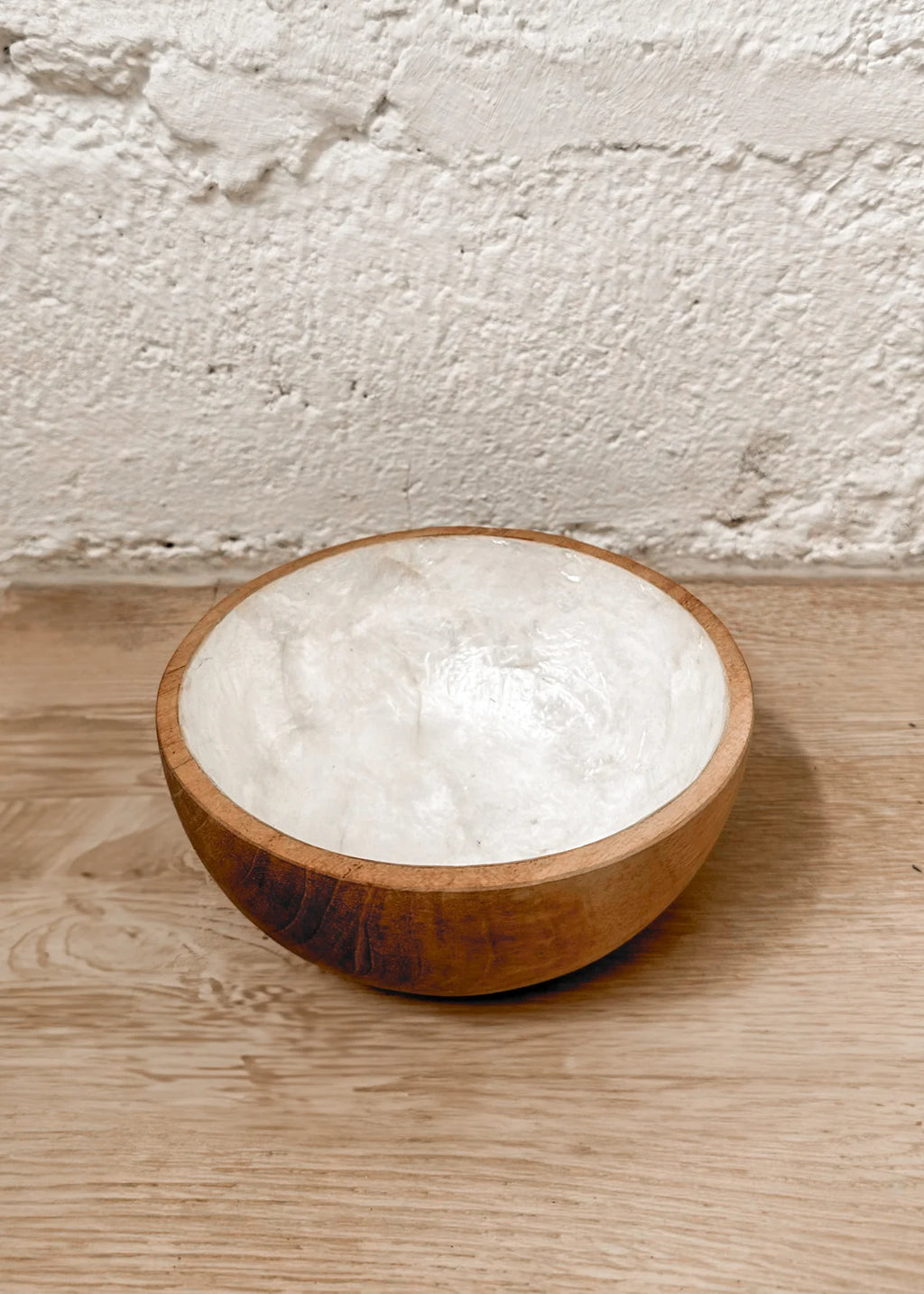 Houten kom ingelegd met parelmoer witte capiz schelpen 