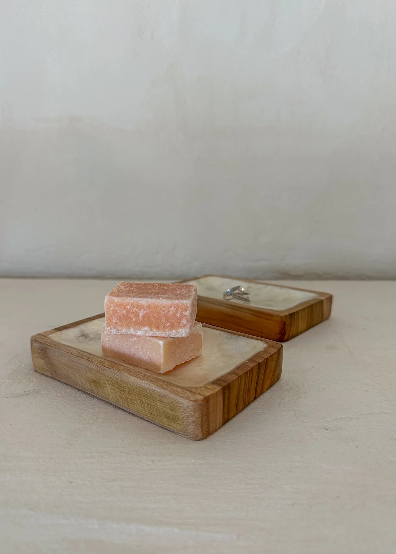 Dit verfijnde schaaltje combineert de warme uitstraling van natuurlijk teakhout met de subtiele parelmoerglans van capiz schelp.